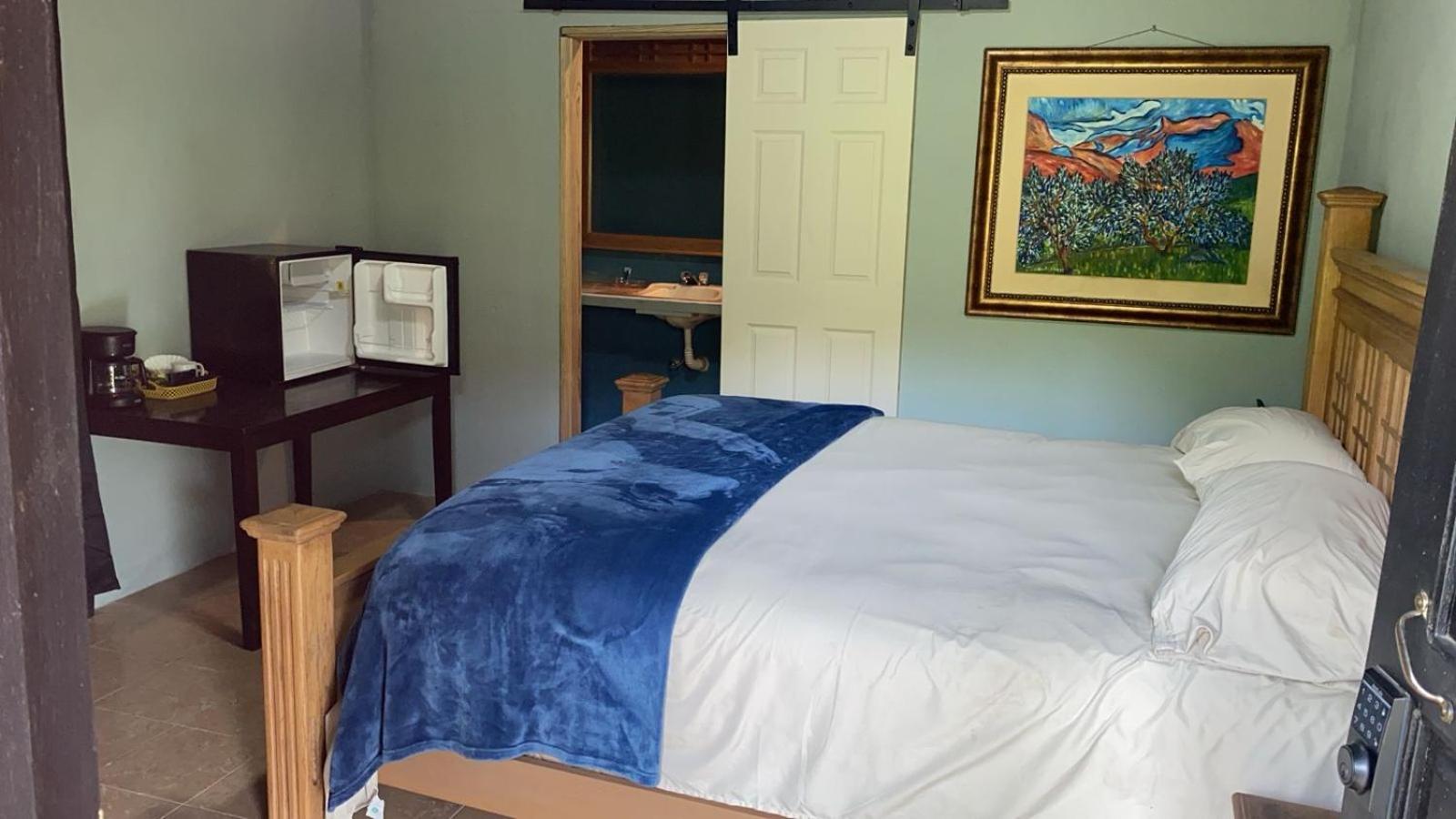 Airport Inn Roatan Exterior photo