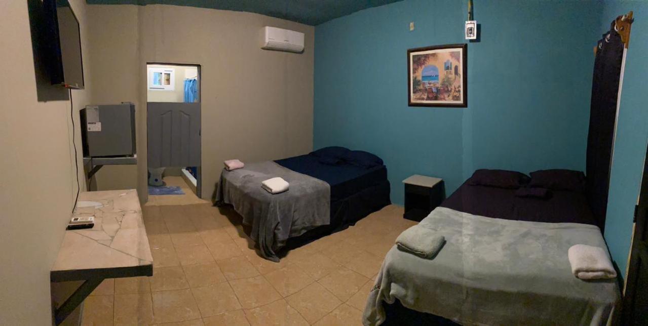 Airport Inn Roatan Exterior photo